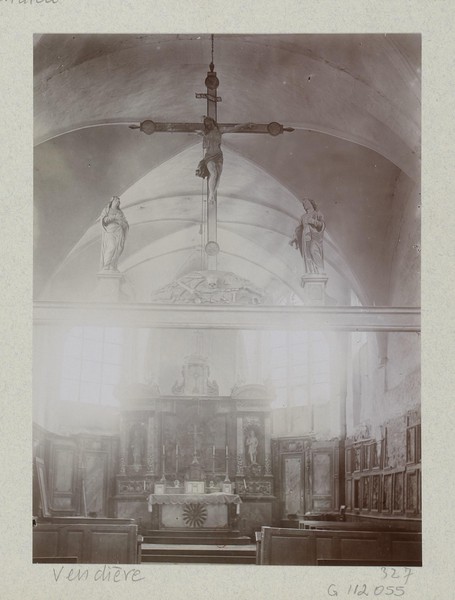 Le chœur de l'église. La poutre de gloire que l'on voit au premier plan porte la date 1628. 3 juillet 1908.