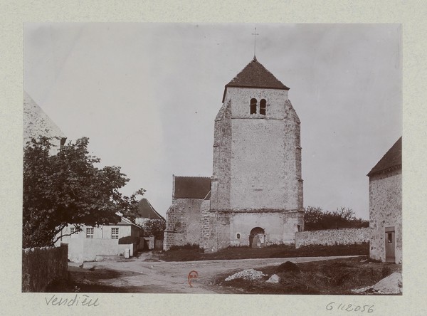 L'église vue de la place. Même date.